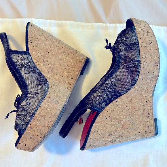 CH Carolina Herrera Black Floral Lace Cork Wedge Sandals with Pearl Accents EU40 - Picture 4 of 12